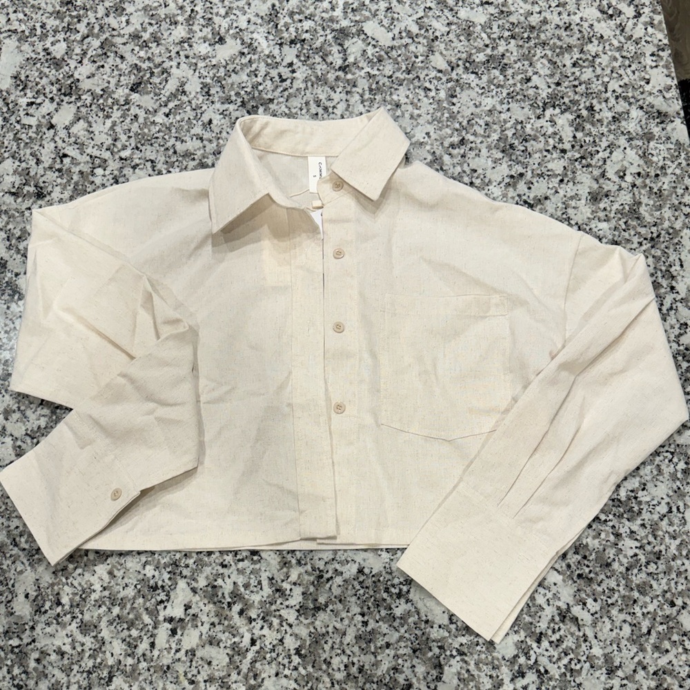 Commence cropped linen style button down shirt. NWT. Size small.